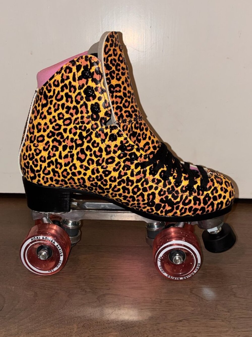 🛼 NEW Moxi Jungle Roller Skates Quad– Leopard/Pink – Women's Size 7